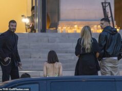 Victoria Beckham é apoiada pelo marido David e pelos filhos Romeo, Cruz e Harper em seu desfile na Paris Fashion Week – mas o filho distante, Brooklyn, continua a se isolar das festividades familiares Victoria Beckham foi apoiada por seu marido David e pelos filhos Romeo, Cruz e Harper em seu desfile na Paris Fashion Week na sexta-feira.