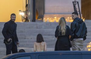 Victoria Beckham é apoiada pelo marido David e pelos filhos Romeo, Cruz e Harper em seu desfile na Paris Fashion Week – mas o filho distante, Brooklyn, continua a se isolar das festividades familiares Victoria Beckham foi apoiada por seu marido David e pelos filhos Romeo, Cruz e Harper em seu desfile na Paris Fashion Week na sexta-feira.