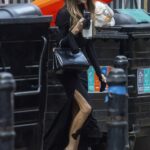 Victoria Beckham, 51, tinha uma figura elegante em um vestido dividido na altura das coxas ao deixar seu escritório no Soho, Londres, na quarta-feira.