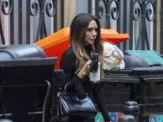 Victoria Beckham surpreende com um vestido preto chique com fenda na altura da coxa ao sair de seu escritório no Soho Victoria Beckham, 51, tinha uma figura elegante em um vestido dividido na altura das coxas ao deixar seu escritório no Soho, Londres, na quarta-feira.