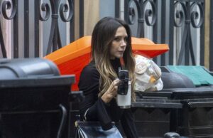 Victoria Beckham surpreende com um vestido preto chique com fenda na altura da coxa ao sair de seu escritório no Soho Victoria Beckham, 51, tinha uma figura elegante em um vestido dividido na altura das coxas ao deixar seu escritório no Soho, Londres, na quarta-feira.