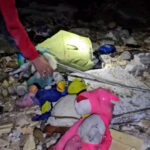 Vídeo: Brinquedos infantis encontrados nos escombros do ataque EUA-Israel no Irã