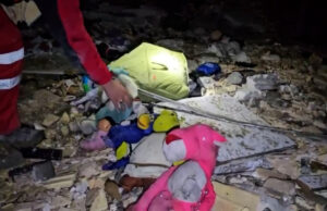 Vídeo: Brinquedos infantis encontrados nos escombros do ataque EUA-Israel no Irã Vídeo: Brinquedos infantis encontrados nos escombros do ataque EUA-Israel no Irã