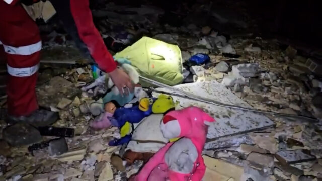 Vídeo: Brinquedos infantis encontrados nos escombros do ataque EUA-Israel no Irã
