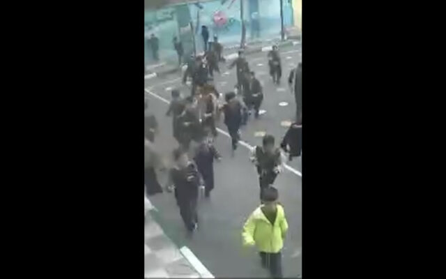 Vídeo CCTV captura o momento em que o ataque cai próximo a uma escola masculina no Irã
