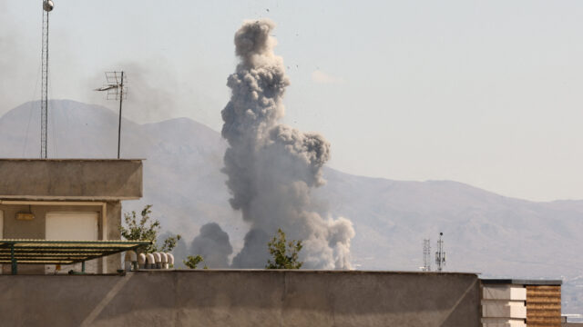 Vídeo: Fumaça sobe acima de Teerã após os últimos ataques Vídeo: Fumaça sobe acima de Teerã após os últimos ataques EUA-Israel