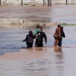 Vídeo: Tempestades arrastam veículos e inundam casas em todo o Oriente Médio