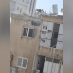 Vídeo mostra efeitos de destroços caindo sobre um prédio em Tel Aviv
