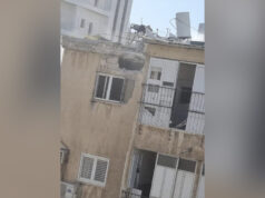 Vídeo mostra efeitos de destroços caindo sobre um prédio em Tel Aviv Vídeo mostra efeitos de destroços caindo sobre um prédio em Tel Aviv