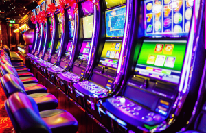 Virginia House avança projeto de lei que regulamenta máquinas de jogos de habilidade em todo o estado Virginia House avança projeto de lei que regulamenta máquinas de jogos de habilidade em todo o estado. Uma fileira bem iluminada de caça-níqueis coloridas alinha-se no andar do cassino, com bancos acolchoados na frente de cada máquina e luzes néon roxas, rosa e verdes refletindo nas superfícies brilhantes.