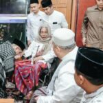 Visitando o internato islâmico Al Falah Ploso, Kaesang recebeu oração de KH Nurul Huda