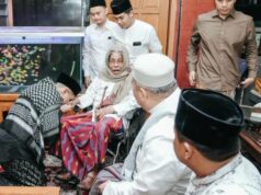 Visitando o internato islâmico Al Falah Ploso, Kaesang recebeu oração de KH Nurul Huda Visitando o internato islâmico Al Falah Ploso, Kaesang recebeu oração de KH Nurul Huda