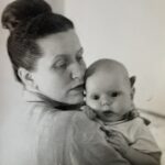 Beatrice segura uma recém-nascida Alexandra – décadas depois, a criança tornou-se a cuidadora