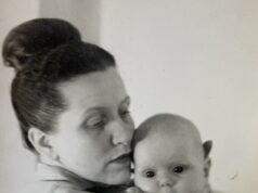 Visitantes misteriosos chegaram enquanto minha mãe estava morrendo. Então tirei uma foto que deixa as pessoas boquiabertas… ela ultrapassa a fronteira da vida após a morte Beatrice segura uma recém-nascida Alexandra – décadas depois, a criança tornou-se a cuidadora