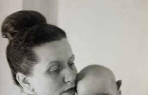 Visitantes misteriosos chegaram enquanto minha mãe estava morrendo. Então tirei uma foto que deixa as pessoas boquiabertas… ela ultrapassa a fronteira da vida após a morte Beatrice segura uma recém-nascida Alexandra – décadas depois, a criança tornou-se a cuidadora