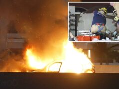 Vítima resgatada de um acidente de fogo na movimentada rodovia SoCal enquanto o carro explode em uma terrível bola de fogo Vítima resgatada de um acidente de fogo na movimentada rodovia SoCal enquanto o carro explode em uma terrível bola de fogo