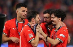 Vitinha acha que Bruno Fernandes é um dos ‘quatro melhores’ meio-campistas do mundo no momento, ao lado de talentos ‘mágicos’ Vitinha acha que Bruno Fernandes é um dos 'quatro melhores' meio-campistas do mundo no momento, ao lado de talentos 'mágicos'