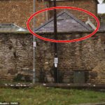 O telhado de ardósia da pérgula é visível da estrada fora da propriedade de Geri Halliwell-Horner e do marido Christian Horner