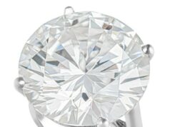 Você consegue diferenciar um anel de £ 25.000 de um de £ 49? Como o maior diamante branco do Reino Unido em mais de uma década é vendido por £ 1 milhão, como identificar um verdadeiro diamante Supõe-se que os diamantes sejam os melhores amigos de uma garota - mas você poderia dizer a diferença entre um anel embelezado com pedras preciosas de £ 1 milhão e um que custa £ 49?