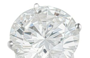 Você consegue diferenciar um anel de £ 25.000 de um de £ 49? Como o maior diamante branco do Reino Unido em mais de uma década é vendido por £ 1 milhão, como identificar um verdadeiro diamante Supõe-se que os diamantes sejam os melhores amigos de uma garota - mas você poderia dizer a diferença entre um anel embelezado com pedras preciosas de £ 1 milhão e um que custa £ 49?