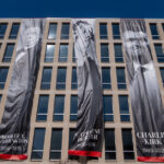 Um memorial para o CEO e cofundador da Turning Point USA, Charlie Kirk, é visto na Utah Valley University, sábado, 13 de setembro de 2025, em Orem, Utah. (Foto AP/Lindsey Wasson)