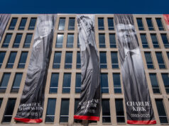 Você não vai acreditar como Trump está homenageando Charlie Kirk agora Um memorial para o CEO e cofundador da Turning Point USA, Charlie Kirk, é visto na Utah Valley University, sábado, 13 de setembro de 2025, em Orem, Utah. (Foto AP/Lindsey Wasson)
