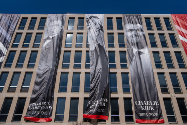 Você não vai acreditar como Trump está homenageando Charlie Kirk Um memorial para o CEO e cofundador da Turning Point USA, Charlie Kirk, é visto na Utah Valley University, sábado, 13 de setembro de 2025, em Orem, Utah. (Foto AP/Lindsey Wasson)