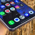 O logotipo da Google e da Samsung Galaxy Store em um fundo azul