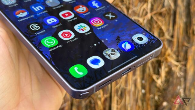 O logotipo da Google e da Samsung Galaxy Store em um fundo azul