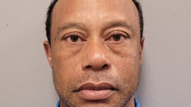Tiger Woods no Gabinete do Xerife do Condado de Martin após ser preso.