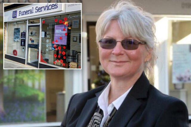 Sally Blundell, funcionária funerária, do lado de fora 