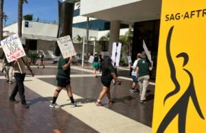 WGA inicia palestras de estúdio na sede da SAG-AFTRA enquanto sua equipe faz piquetes do lado de fora WGA inicia palestras de estúdio na sede da SAG-AFTRA enquanto sua equipe faz piquetes do lado de fora