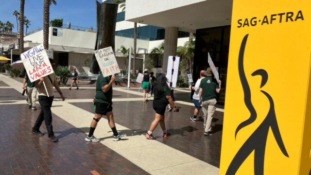 WGA inicia palestras de estúdio na sede da SAG-AFTRA enquanto WGA inicia palestras de estúdio na sede da SAG-AFTRA enquanto sua equipe faz piquetes do lado de fora