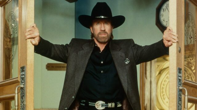 'Walker, Texas Ranger' de Chuck Norris quase entrou em colapso na primeira temporada - mas se tornou um grande sucesso da CBS no sábado à noite

