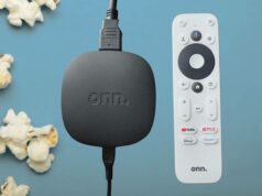 Walmart aumenta silenciosamente os preços de seu streamer Google TV de melhor valor A caixa de streaming Onn em uma mesa de madeira ao lado do controle remoto.