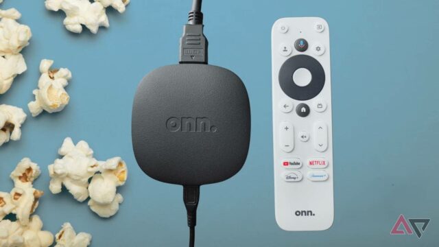 A caixa de streaming Onn em uma mesa de madeira ao lado do controle remoto.