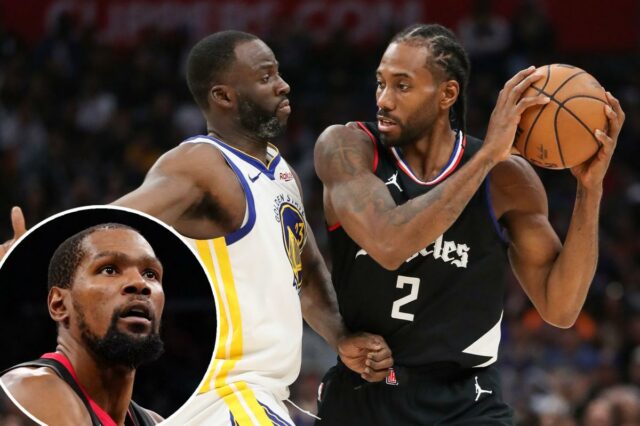Kawhi Leonard nº 2 do LA Clippers segura a bola enquanto é defendido por Draymond Green nº 23 do Golden State Warriors.