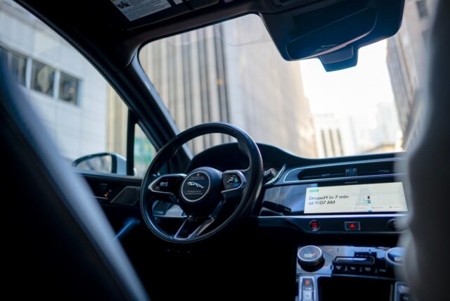 Waymo inicia serviços de robotáxi no Aeroporto Internacional de San The interior of a Waymo robotaxi