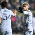 DeJuan Jones #24 do San Jose Earthquakes controla a bola contra Indiana Vassilev #19 do Philadelphia Union durante o segundo tempo no Subaru Park em 07 de março de 2026 em Chester, Pensilvânia. (Foto de Emily Chinn/Getty Images)