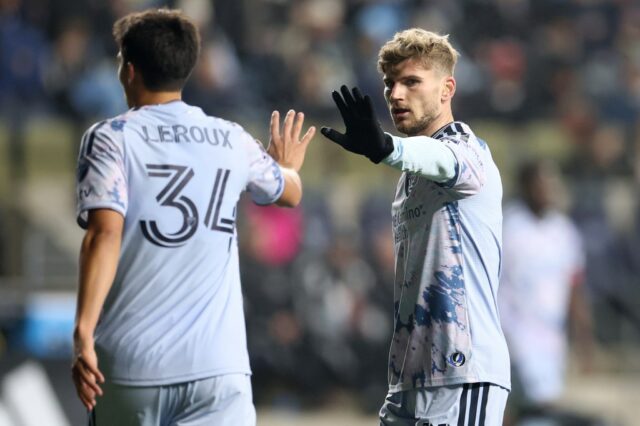 DeJuan Jones #24 do San Jose Earthquakes controla a bola contra Indiana Vassilev #19 do Philadelphia Union durante o segundo tempo no Subaru Park em 07 de março de 2026 em Chester, Pensilvânia. (Foto de Emily Chinn/Getty Images)