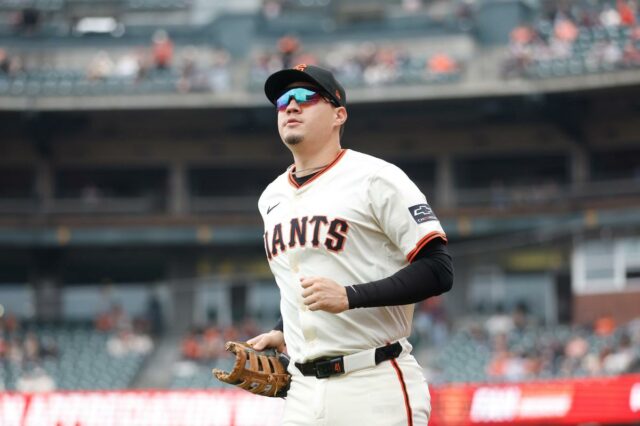 Wilmer Flores # 41 do San Francisco Giants contorna a terceira base para marcar uma corrida contra o Arizona Diamondbacks durante o primeiro turno no Chase Field em 16 de setembro de 2025 em Phoenix, Arizona.