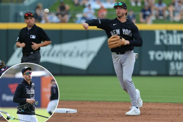 O jogador de campo do New York Yankees, Ryan McMahon, lança a bola depois de forçar a saída do terceiro base do Atlanta Braves, Austin Riley, para uma jogada dupla.