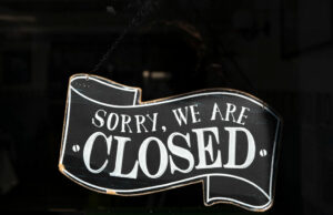 Yupp.ai fecha após arrecadar US$ 33 milhões de Chris Dixon, da a16z crypto A closed sign in the window of a small business