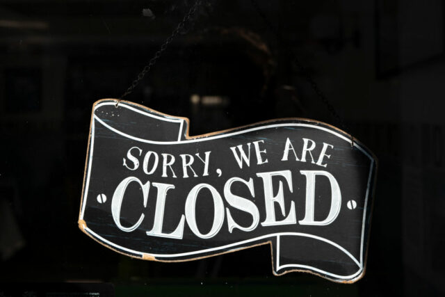Yupp.ai fecha após arrecadar US$ 33 milhões de Chris Dixon, A closed sign in the window of a small business