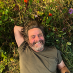 Zach Galifianakis é o apresentador do programa Netflix sobre jardinagem