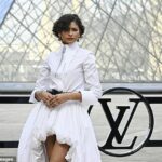 Zendaya exibiu uma 'aliança de casamento' dourada enquanto liderava as estrelas que chegavam ao desfile da Louis Vuitton na Paris Fashion Week na terça-feira