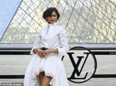 Zendaya exibe ‘aliança de casamento’ dourada e ostenta branco de noiva em meio a rumores secretos de casamento enquanto lidera o glamour da lista A no desfile da Louis Vuitton na Paris Fashion Week com Ana de Armas e Jennifer Connelly Zendaya exibiu uma 'aliança de casamento' dourada enquanto liderava as estrelas que chegavam ao desfile da Louis Vuitton na Paris Fashion Week na terça-feira