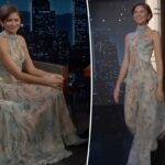 Zendaya usa seu ‘algo azul’ para a aparição de ‘Jimmy Kimmel’ enquanto discute rumores de casamento