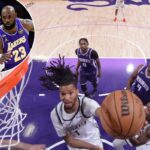 O atacante do Nets Ziaire Williams (1) defende LeBron James (23) do Lakers em 27 de março de 2026.