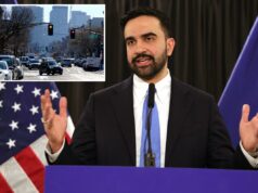 Zohran Mamdani abandona promessa de campanha nos cruzamentos de Nova York na última reviravolta Prefeito Zohran Mamdani falando em entrevista coletiva com bandeiras americanas e de Nova York ao fundo.